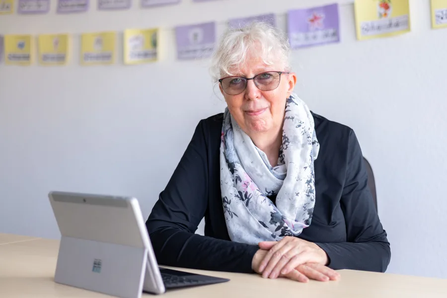 Gunda Könitzer am Tablet im Institut