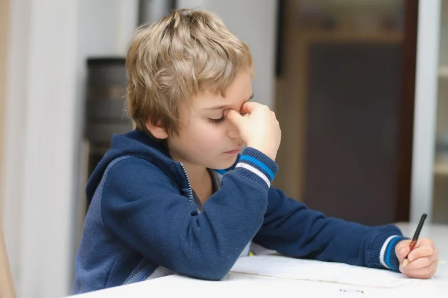 Kind mit Schul- und Prüfungsangst am Schreibtisch